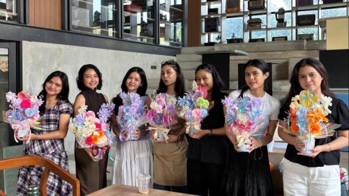 Mengenal Artificial Flower Bersama Ahlinya, Eksplorasi Teknik &amp; Demo Merangkai, Hands-On Session: Kreasi Bunga ala Coveys, Menutup Sesi dengan Kreativitas &amp; Kebersamaan, Flower Arrangement with Bungain Kamu