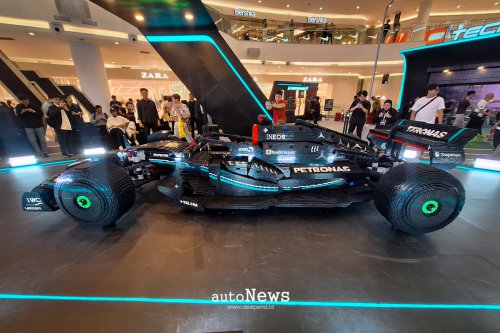 Pameran LEGO Replika Mercedes-AMG F1 W14 &ndash; DIBUAT DARI 192.937 KEPING LEGO