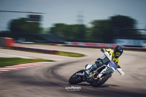 Motor Baru Husqvarna FS 450  &ndash; KONTROL PENUH LIBAS TIKUNGAN DENGAN GAYA DRIFT