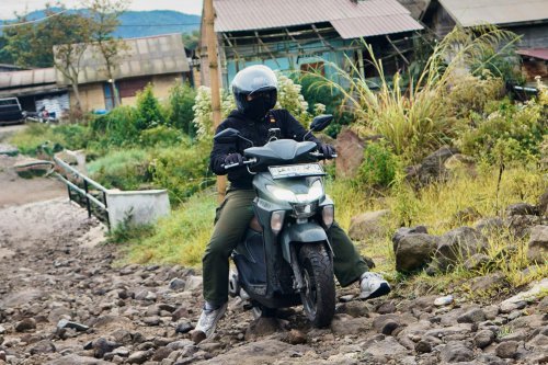 Skuter Matik Bukan Habitatnya, Tapi Yamaha GEAR ULTIMA Tetap Melaju di Jalur Sinabung