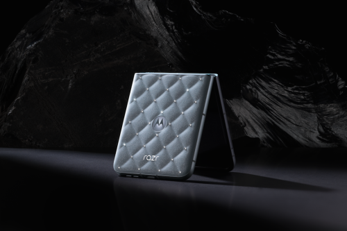 Motorola Razr 2025 Pantone Ice Melt Hadir Berhiaskan Puluhan Kristal Swarovski