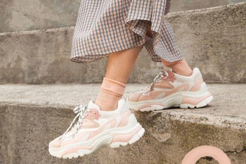 1. Cara paling simpel yang pasti kamu punya adalah kaos kaki. Lipat ujung kaos kakimu menjadi dua lalu masukkan ke dalam sepatu. Selain lebih nyaman, cara ini mudah kamu aplikasikan untuk sehari-hari., 2. Heels grip bisa kamu pakai ketika menggunakan high heels yang kebesaran. Berupa tambalan, heels grip bisa kamu tempelkan dibagian belakang kaki., 3. Cara selanjutnya, gunakan sol tambahan sebagai alas sepatu. Sol tambahan bisa menambah volume pada sepatu sehingga cocok kamu pakai saat berniat memakai sepatu favoritmu yang kebesaran., 4. Berniat untuk memakai flat shoes namun kebesaran, kamu bisa tambahkan foot pad. Nggak perlu khawatir, foot pad bisa kamu beli di toko online atau toko khusus sepatu., 5. Kamu bisa mengandalkan tisu ketika harus memakai sepatu yang kebesaran saat terburu-buru. Ambil beberapa helai tisu, bentuk tisu menyerupai bola lalu masukkan ke dalam ujung sepatu. Simpel!, Top 6+ Cara Mengatasi Sepatu Kebesaran dengan Mudah!