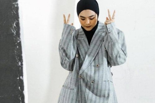 1. Ayudia C. punya karakter gaya yang kasual. Hijab berwarna hitam memberikan nuansa yang netral. Cocok dikenakan bersama kemeja berwarna orange, boyfriend jeans, sneakers andalan, dan juga tas kecil untuk membawa barang., 2. Alyssa Soebandono tampil kekinian dengan warna senada serba lilac, mulai dari hijab hingga celana. Dilapisi outer berwarna hijau army, dilengkapi dengan sneakers dan juga topi, bikin gaya kamu jadi semakin asik!, 3. Nycta Gina mengenakan ootd dengan sentuhan warna soft dari hijab abu, atasan warna putih, disempurnakan dengan overall berwarna navy yang standout banget. Jangan lupa berikan aksen yang menawan dengan memakai sneakers berwarna vibrant untuk menjadi fashion statement ya, AlongWalker., 4. Zaskia Mecca tampak simple tapi fun! Mengenakan hijab hitam sebagai essentials, kemudian memakai atasan lengan panjang warna kontras yang di-layer dengan graphic t-shirt lengan pendek, dipasangkan dengan celana katun berwarna hitam. Untuk photo-shoot yang quirky, kamu bisa juga memakai helm unik dan jenaka seperti yang sedang dikenakan Zaskia ini, lho., 5. Sivia Azizah dikenal dengan ootd boyish look. Biasa mengenakan hijab hitam yang netral, ketemu oversized blazer yang on trend banget. Nggak lupa disempurnakan dengan mengenakan celana hitam yang basic untuk bikin tampilan semakin chic., Deretan Artis Berhijab yang Punya Gaya Unik, Bisa Ditiru!