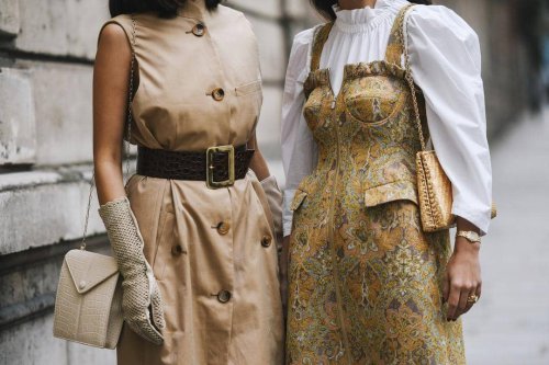1. Memilih materi pakaian yang ramah lingkungan jadi salah satu cara menerapkan sustainable fashion. Pakaian menggunakan bahan berserat alami seperti tencel, katun dan linen yang ditanam tanpa pestisida kimia dinilai lebih aman., 2. Mulai menerapkan zero waste pattern dalam berpakaian. Artinya kamu bisa memakai sisa pola pakaian untuk dibuat pakaian baru sehingga tidak menyisakan limbah bahan pakaian., 3. Mengurangi limbah air, hindari mencuci baju dalam jumlah kecil. Cara alternatifnya, kamu bisa mencuci baju kotor selama seminggu secara bersamaan di akhir pekan., 4. Saat belanja pakaian baru sebaiknya pilih pakaian dengan kualitas bagus sehingga memiliki masa pakai yang lama. AlongWalkernja pakaian dengan bijak juga ikut menjaga lingkungan lho. Ingat, baju kamu juga bisa diturunkan ke anak-cucu nantinya., 5. Mulai terapkan reuse recycle repair dan upcycle dalam kehidupan sehari-hari. Pakaian yang rusak, kamu bisa perbaiki atau jahit ulang. Sudah merasa bosan, menjual baju preloved dinilai lebih baik daripada dibuang., Arti Sustainable Fashion dan Cara Menerapkannya dalam Berpakaian