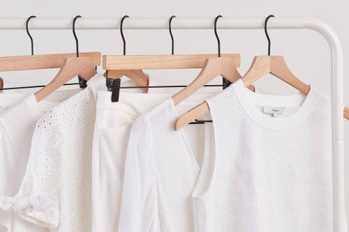 1. Menambahkan cuka saat proses mencuci akan membuat baju putih tampak semakin bersih. Cukup rendam baju dalam larutan cuka, lemon dan air lalu bilas hingga bersih., 2. Baking soda diyakini juga dapat membuat baju menguning jadi kembali putih lho. Nggak hanya bersih, baking soda juga mampu menjadi pewangi alami untuk pakaian., 3. Merendam baju dengan air dan perasan jeruk lemon bisa jadi cara lain membuat baju menguning kembali bersih., 4. Ingin pakai detergen, sebaiknya gunakan detergen alami yang memiliki kandungan tidak sekeras deterjen kimia., 5. Terdapat sinar ultraviolet yang mampu memecahkan ikatan kimia dalam noda membuat sinar matahari jadi pemutih alami yang terbaik. Cukup gantung pakaian di tali jemuran dan matahari akan mengerikan pakaianmu., Cara Alami Membuat Baju Menguning Kembali Putih
