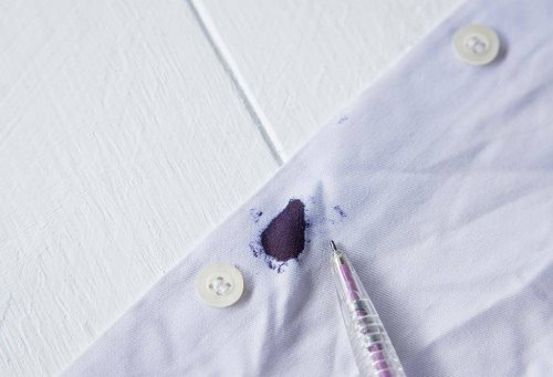 1. Sebelum dicuci, tuangkan sedikit detergen pada bagian yang terkena noda tinta. Diamkan selama beberapa menit supaya detergen dapat bekerja memudarkan noda. Setelahnya lanjutkan proses pencucian seperti biasa., 2. Garam juga bisa kamu gunakan untuk bersihkan noda tinta, lho. Caranya dengan membasahi bagian yang terkena noda, lalu taburkan sedikit garam. Tunggu beberapa saat dan gosok sampai noda terlihat memudar., 3. Andalkan pembersih cat kuku atau aseton. Noda tinta dapat dibersihkan dengan meneteskan sedikit aseton pada bagian noda. Diamkan selama 30 menit dan lanjutkan proses pencucian seperti biasa., 4. Selain aseton, coba pakai cuka putih. Caranya mudah kok. Cukup tuangkan cuka putih ke bagian yang terkena noda, kemudian tunggu selama 10 menit. Setelahnya, tuangkan sabun cuci piring dan gosok bagian noda hingga terlihat semakin menghilang., 5. Kamu juga bisa manfaatkan susu untuk bersihkan noda tinta pada pakaian putih. Gunakan susu non-sugar dan tuangkan dalam wadah. Rendam pakaian yang terkena noda, lalu diamkan semalaman. Selamat mencoba!, Cara Mudah Bersihkan Noda Tinta Pada Pakaian Putih
