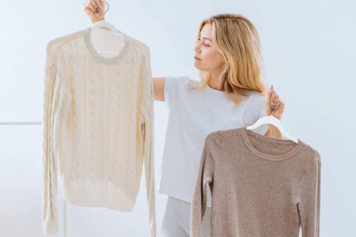 1. Catat hasil timbangan berat badan. Waktu yang paling tepat untuk menimbang berat badan ialah di pagi hari. Pastikan kamu tidak menggunakan pakaian yang berat seperti jeans saat menggunakan timbangan., 2. Ketahui tinggi badan menggunakan pita meteran atau alat pengukur tinggi badan. Posisikan tubuh secara tegap lurus dan tidak membungkuk. Selain itu, pandangan juga harus lurus ke depan supaya pengukuran tinggi badan jadi lebih tepat., 3. Bandingkan hasil pengukuran tinggi dan berat badan dengan tabel ukuran pakaian. Perhatikan dengan baik untuk menentukan detail ukuran baju yang tepat mulai dari XS hingga XXL., 4. Selain membandingkan dengan tabel ukuran pakaian, kamu juga bisa melihat ulasan dari pembeli lainnya. Biasanya beberapa pembeli akan memberikan informasi tinggi dan berat badan mereka serta ukuran apa yang paling tepat untuk toko pakaian tersebut., 5. Jika masih ragu, andalkan pita meteran untuk mengukur badan. Mulai dari lebar pinggang, lebar panggul, lingkar dada, dan ukuran lainnya bisa kamu dapatkan dengan tepat menggunakan pita meteran., Cara Menentukan Ukuran Pakaian Berdasarkan Tinggi dan Berat Badan&nbsp;