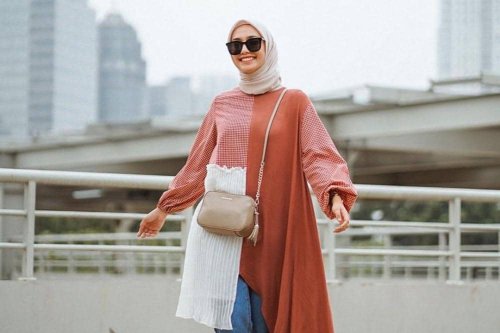 1. Gaya kasual dijamin lebih modis pakai baju tunik berbahan denim. Pasangkan dengan kulot dan mesh bag yang kekinian., 2. OOTD hangout yang elegan, coba kenakan baju tunik model turtleneck. Supaya lebih maksimal, lengkapi dengan celana putih dan ankle-strap heels berwarna senada., 3. Outfit hijab yang lebih seru pakai slit tunic bermotif. Padu-padankan dengan bawahan netral dan sandals yang nyaman., 4. Saatnya upgrade gayamu pakai asymmetrical tunic yang fashionable. Cukup pasangkan dengan celana jeans dan sling bag andalan., 5. Tampil anggun dengan baju tunik model tulle yang manis. Pilih celana putih dan transparent heels sebagai pelengkap, cocok dipakai untuk hadiri pesta pernikahan., Inspirasi Model Baju Tunik Terbaru untuk Hijabers