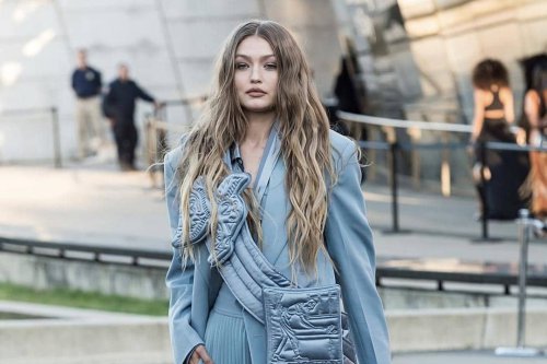 Ide Outfit Kencan Pakai Warna Steel Blue
