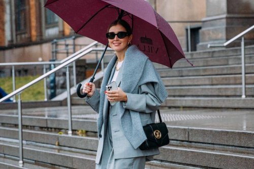 1. OOTD simpel pakai basic t-shirt dan black pants bisa ditumpuk dengan rain coat. Selain anti basah, penampilan dijamin kelihatan modis., 2. Tampil effortlessly chic dengan gaya monochromatic. Andalkan perpaduan knit top, oversized blazer, dan straight pants bernuansa warna abu-abu yang matching., 3. Jangan ragu tampil statement di musim hujan. Padu-padankan orange coat dan mismatched heels dengan warna yang berbeda. Nggak ketinggalan shoulder bag sebagai pelengkap., 4. Ciptakan preppy look yang tetap hangat di musim hujan. Pasangkan patterned blazer dan tumpuk dengan coat berwarna netral. Pilih aksesori bucket hat dan leather shoes berwarna senada., 5. Formal outfit pakai blazer set jadi ekstra hangat dengan tambahan cardigan rajut di sekitar leher. Sempurnakan dengan aksesori emas secukupnya., Inspirasi Padu-padan Outfit Musim Hujan yang Stylish