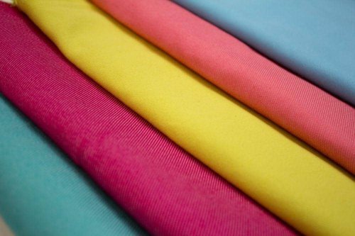 1. Bahan katun poplin seperti apa?, 2. Karakteristik bahan katun poplin, 3. Perbedaan bahan katun poplin dan bahan katun biasa, 4. Contoh bahan katun poplin, 5. Tips merawat bahan katun poplin, Bahan Katun Poplin Seperti Apa? Ini Penjelasan Lengkapnya