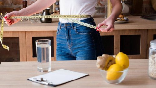 1. Sebelum mengambil ukuran, pastikan kamu memakai baju yang tipis atau cropped top. Untuk tahu ukuran lingkar pinggang dengan mudah, gunakan pita meteran., 2. Kalau nggak punya pita meteran, tali juga bisa jadi andalan. Lilitkan tali di sekitar pinggang dan potong seukuran dengan lingkar pinggang. Kemudian ukur panjang tali yang sudah dipotong menggunakan penggaris., 3. Nggak ada tali, pakai ikat pinggang juga bisa kok. Lakukan cara yang sama dan usahakan untuk rileks saat mengambil ukuran, jangan menggembungkan perut atau menarik ke dalam., 4. Manfaatkan peralatan yang ada di rumah. Ambil celana yang pas dengan ukuranmu, kemudian letakkan pada permukaan datar. Kemudian ukur bagian lingkar pinggang pada celana tersebut dengan penggaris., 5. Cukup dengan tangan kosong juga bisa, lho. Ambil ukuran dengan cara menghitung total jengkal jari pada lingkar pinggangmu. Satu jengkal jari biasanya setara dengan 22,86 cm., Cara Mengukur Lingkar Pinggang yang Mudah