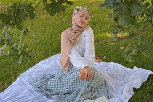 1. Tampil layaknya cewek pedesaan dengan vintage dress bernuansa hijau pastel. Padu-padankan dengan white heels dan hijab pink untuk mempermanis penampilan., 2. Gaya cottagecore yang effortless, coba kenakan silk dress warna putih polos yang simpel. Cocok dipasangkan dengan polkadot hijab dan sandal heels berwarna senada., 3. Ciptakan gaya feminin a la pedesaan Eropa dengan puff-sleeves dress motif kotak-kotak. Andalkan nuansa warna pink supaya lebih maksimal., 4. Padu-padan cottagecore yang satu ini cocok dipakai buat pergi piknik! Kenakan maxi dress warna biru, lengkap dengan aksesori neck scarf dan straw hat yang modis., 5. Bersantai di depan rumah, makin manis dengan gaya cottage core. Kombinasi white blouse dan plaid skirt bisa jadi andalan. Nggak ketinggalan aksesori flower crown sebagai penunjang penampilan., Inspirasi Cottagecore Outfit untuk Perempuan Hijab