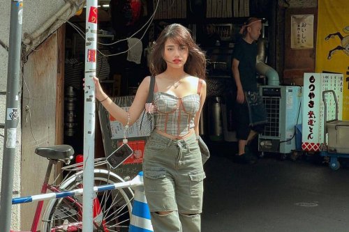 1. Tampil stylish saat berpergian, pilih setelan bomber jacket yang matching dengan bawahan rok. Nggak ketinggalan shoulder bag sebagai pelengkap., 2. OOTD serba hitam pakai t-shirt dan pleated skirt dijamin makin modis jika ditumpuk dengan denim jacket. Andalkan high boots yang trendi., 3. Bergaya playful pakai denim overall yang senada dengan bucket hat. Cukup pasangkan dengan sneakers yang nyaman dipakai jalan-jalan., 4. Siap-siap tampil chic pakai kombinasi bustier top dan cargo pants yang kekinian. Makin kece jika dilengkapi dengan aksesori baseball cap., 5. Jangan ragu coba padu-padan white hoodie dan leather skirt hitam buat OOTD liburan. Sempurnakan dengan sneakers berwarna senada., Referensi Gaya Liburan dari Fuji, Modis Banget!