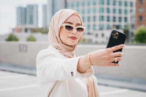 1. Gaya selfie kekinian di dalam mobil, coba arahkan wajah ke depan kamera dengan menundukkan sedikit kepalamu. Ini bisa jadi trik agar wajah nggak terlihat bulat saat memakai hijab., 2. Tampil playful dengan kolase foto selfie menggunakan timer. Ambil bangku dan berpose sambil duduk, lalu tunjukkan ekspresi terbaikmu., 3. Trik selfie yang lagi tren, gunakan kamera belakang dan atur pakai wide lens atau mode 0,5x. Cara ini bisa jadi andalan buat kamu yang nggak suka foto selfie yang terlalu nge-zoom., 4. Kalau ingin sekalian menampilkan OOTD modismu, foto mirror-selfie jawabannya. Arahkan kamera ke depan cermin untuk berpose dengan full-body., 5. Buat kamu yang masih kaku foto sendiri, selfie bersama teman atau keluarga terkasih juga nggak masalah. Foto selfie pun dijamin kelihatan lebih natural., Ide Gaya Selfie Aesthetic a La Selebgram Hijab