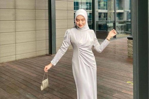 1. Gaun Bridesmaid Hijab Satin Ditumpuk dengan Sheer Blouse, 2. Dress Bridesmaid Hijab Satin dengan Vest Panjang, 3. Matching Set Satin dengan Outer Organza, 4. Dress Bridesmaid Hijab dengan Aksen Putih, 5. Gaun Bridesmaid Hijab Model Kerut, Model Baju Bridesmaid Hijab Satin, Manis dan Menawan!