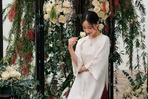 1. Midi Dress, 2. Maxi Dress dengan Bahan Transparan, 3. Tunik dan Celana, 4. Gamis Modern dan Selendang, 5. Matching Set dengan Hiasan Ornamen, Inspirasi Baju Lamaran Selain Kebaya, Tetap Anggun!
