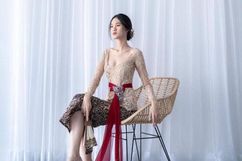 1. Kebaya Bali warna pink, 2. Kebaya Bali warna Putih, 3. Kebaya Bali warna baby blue, 4. Kebaya Bali warna hijau, 5. Kebaya Bali warna kuning, Top 6+ Inspirasi Pakaian Tradisional Bali untuk Tampil Anggun
