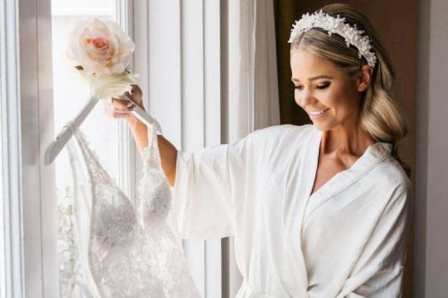1. Desain Bridal Robe yang Elegan dan Feminin, 2. Memilih Warna Bridal Robe yang Tepat, 3. Personalisasi Bridal Robe dengan Bordir Nama atau Inisial, 4. Material Bridal Robe yang Nyaman dan Mewah, 5. Robe untuk Bridesmaid, Bridal Robe untuk Tampil Menawan Saat Bersiap Diri di Hari Pernikahan