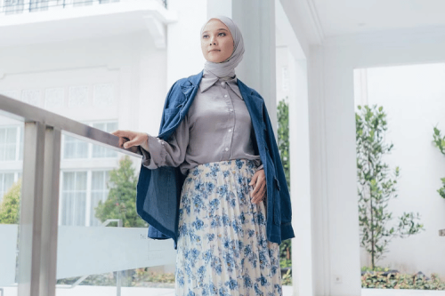 1. Blus Kerut, 2. Kemeja Oversized, 3. Kemeja Cropped, 4. Kemeja, 5. Knit Cardigan, Top 5+ Rekomendasi Atasan yang Cocok untuk Rok Plisket Motif Bunga
