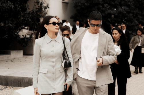 1. Tampil chic saat momen kasual&nbsp;, 2. Pengiring pengantin di pernikahan sahabat, 3. Tiru gaya ikonik legenda musik dunia, 4. Tamu penting di pernikahan sang kakak, 5. Momen lamaran di Lake Como, Italia, Gaya Serasi Alyssa Daguis&eacute; dan Al Ghazali di Sosial Media, Pasangan Artis Termodis