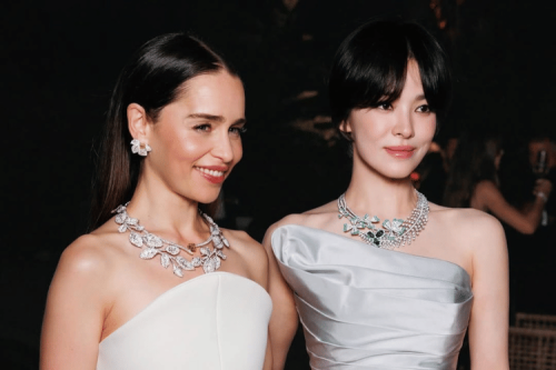 1. Song Hye‑kyo curi perhatian dengan penampilannya yang anggun di momen ini. Ia mengenakan kalung berhias berlian dan permata hijau Chaumet, dipadukan dengan gaun strapless beraksen lipit., 2. Emilia Clarke hadir dalam balutan gaun putih nan elegan. Perhatian tertuju pada kalung dan anting statement dari koleksi Jewels by Nature yang menyerupai dedaunan., 3. Lain dengan Kelly Rutherford, yang memilih tampil manis dengan black dress pita dan set anting chandelier serta kalung statement yang memberi nuansa cantik nan mewah., 4. Anne Watanabe memilih gaya elegan dalam balutan perhiasan anting dan liontin berlian berhias blue sapphire yang mewah dengan gaun off shoulder., 5. Gao Yuanyuan tampak memukau pakai gaun satin tanpa tali yang memamerkan kalung dan cincin statement super mewah dalam hiasan berlian dan tatahan blue sapphire., Gaya Stunning Seleb di Peluncuran Koleksi Chaumet Jewels by Nature
