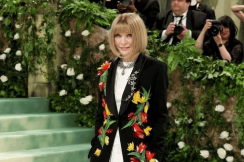 1. Rambut bob dan kacamata hitam udah jadi ciri khas Anna sejak dulu. Seperti saat hadir di CFDA Awards Dinner tahun 1999 dengan gaun satin pink-nya., 2. Selalu jadi sosok penting di balik Met Gala, ini salah satu penampilan Anna di Met Gala 2017 memakai gaun Chanel dengan detail rok feathery., 3. Menemani Ratu Elizabeth II saat menonton fashion show, Anna tetap konsisten dengan kacamata hitamnya. Ia pakai dress floral dengan boots yang chic., 4. Anna tahu cara bermain dengan warna dan motif. Kali ini ia memadukan dress dan outer plaid dengan boots yang bikin gayanya stylish dan edgy., 5. Di Met Gala 2024, Anna datang pakai tuxedo coat rancangan Loewe dengan hiasan bunga tulip yang terinspirasi dari Charles Frederick Worth 1889, Gaya Ikonik Anna Wintour, Editor Vogue yang Mundur Setelah 37 Tahun