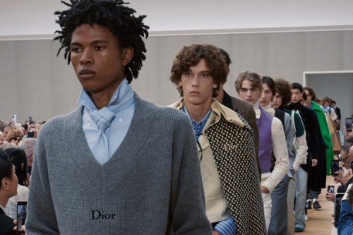 1. Penampilan pembuka yang curi perhatian, 2. Bar jacket Dior yang ikonik, 3. Tas 'Dior Book Tote', 4. Gaya regency dengan sentuhan modern, 5. Bow ties yang unik, Babak Baru Dior Bersama Jonathan Anderson di Koleksi Men Summer 2026