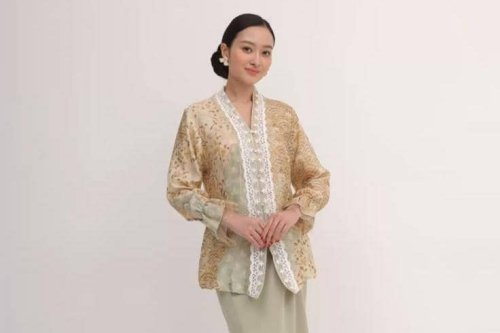 1. Kebaya Batik Merah dan Rok Plisket, 2.  Kebaya Batik Kutu Baru dan Rok Plisket, 3. Kebaya Batik Modern dan Rok Plisket , 4. Kebaya Batik Tunik Panjang dan Rok Plisket, 5. Kebaya Batik Kutu Baru dan Rok Plisket Batik, Top 5+ Ide OOTD Rok Plisket Kebaya Batik yang Menawan