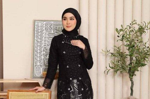 1.  Kebaya Hitam Brokat dan Rok Plisket Satin , 2. Kebaya Kutu Baru dan Rok Span Plisket Batik, 3. Kebaya Hitam Asimetris dan Rok Plisket  , 4. Kebaya Hitam Cape dan Rok Plisket Batik, 5. Kebaya Hitam Modern dan Rok Plisket  , Top 5+ Ide OOTD Rok Plisket Kebaya Hitam yang Elegan dan Simple