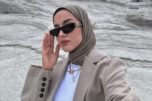 1. Kalung emas panjang dengan liontin, 2. Kalung emas model link chain, 3. Kalung emas rantai chunky , 4. Kalung emas Y-shape, 5. Kalung emas layered, Top 5+ Model Kalung Emas Panjang yang Cocok untuk Perempuan Berhijab