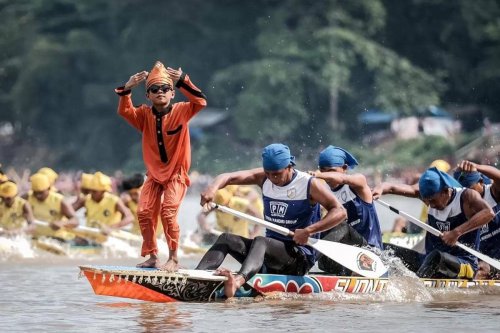 1. Pakaian Adat Kabupaten Kuantan Singingi, 2. Asal-Usul Pakaian Adat Kabupaten Kuantan Singingi, 3. Makna Filosofis Pakaian Tradisional Kabupaten Kuantan Singingi , 4. Pacu Jalur Tradisi Lomba Kapal di Riau, 5. Penari Cilik yang Viral karena Aura Framing , Pakaian Adat Khas Kabupaten Kuantan Singingi, Viral karena Pacu Jalur