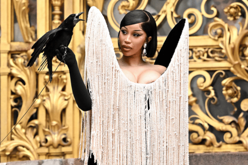 1. Dua Lipa, 2. Hunter Schafer, 3. Karol G, 4. Heart Evangelista, 5. Cardi B, Gaya Dramatis Seleb di Show Schiaparelli Haute Couture FW 25/26