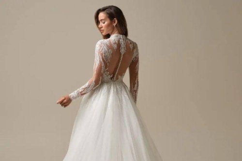 1. Gaun dengan Deep V Neckline, 2. Open Back &amp; Backless, 3. Sheer &amp; Illusion Fabrics, 4. Off-Shoulder &amp; Strapless, 5. Fit &amp; Flare Silhouette, Top 5+ Tren Wedding Dress 2025 dan Solusi Stylingnya