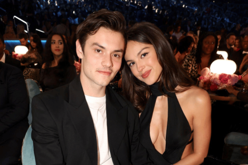 1. Wimbledon 2025, 2. Vanity Fair Oscar Party 2025&nbsp;, 3. GRAMMY Awards 2025, 4. Venice Film Festival 2024, 5. Nongkrong berdua saat off-duty, Gaya Olivia Rodrigo &amp; Louis Partridge, Pasangan Artis Muda yang Viral