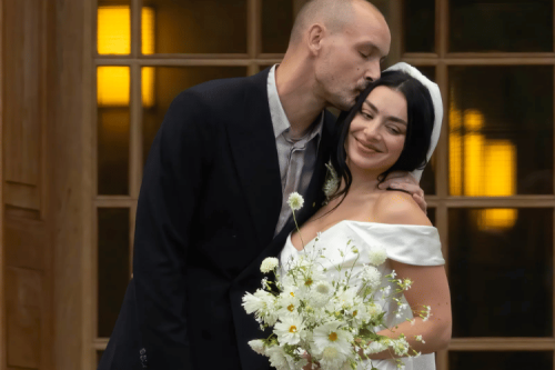 Penampilan Charli XCX Menikah dengan George Daniel, Drummer The 1975