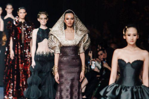 1. Terdiri dari 77 set desain yang diciptakan lebih dari sekadar pakaian high-fashion, setiap rancangan adalah ode bagi keunikan setiap pribadi., 2. Koleksi 2025 &ldquo;THE SIGN&rdquo; merayakan keunikan tiap individu yang lahir dengan tanda pribadi yang tak akan pernah sama dengan orang lain., 3. Rentang warna menggunakan hitam, putih, biru tua, emas, perak, dan coral hadir dalam bahan lembut hingga tekstur jacquard, sifon, crepe, dan tulle, 4. Siluet kokoh arsitektural, solid, dengan pola eksperimental, ditata dengan permainan layer, dimensi dari transparansi, dan 3D dari aksen draping., 5. Aksen utama hadir lewat rasi bintang, galaksi misterius, dan sidik jari beads yang dirajut dengan detail ekstrem penuh savoir-faire., Sebastian Gunawan Signature Tampilkan Koleksi Bertema Astrologi