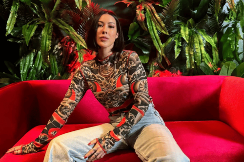 1. Berbalut setelan blazer dan celana monogram dari Gucci, Patricia tampilkan gaya androgini yang dipadukan kemeja biru, heels dan dasi abu-abu., 2. Bergaya kasual, ia mengenakan sweater turtle neck hijau toska dipadukan celana jeans longgar light washed saat berpose di depan kedai popcorn unik., 3. Merayakan Hari Kartini, Patricia mengenakan kebaya Bali dengan kain songket warna oranye yang serasi dengan selendangnya serta kebaya biru muda., 4. Bergaya edgy, ia pakai outfit serba hitam dengan dress potongan asimetris dipadukan oversize blazer dan kacamata hitam. , 5. Membagikan foto saat dilamar, ia mengenakan long sleeve putih dan celana dipadukan scarf dan kacamata yang cocok dengan latar nuansa safari., Gaya Patricia Schuldtz, DJ yang Baru Dilamar Putra Tommy Soeharto