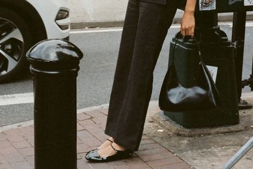 1.  Pleated Wide Leg Pants, 2. Celana Straight Cut, 3. Celana Palazzo, 4. Celana Kulot, 5. Celana Cargo, Rekomendasi Celana yang Cocok Dipakai di Berbagai Momen