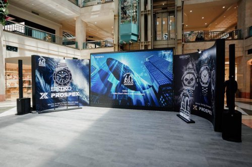 1. Jam tangan selam yang ikonik, 2. Pameran yang menghadirkan sejarah Seiko Diver&rsquo;s Watch, 3. Terdapat potret eksplorasi bawah laut hingga kawasan Arktik, 4. Pameran yang didominasi warna biru, 5. Hadir hingga 31 Agustus 2025, Seiko Rayakan 60 Tahun Diver's Watch dengan Pameran di Plaza Senayan