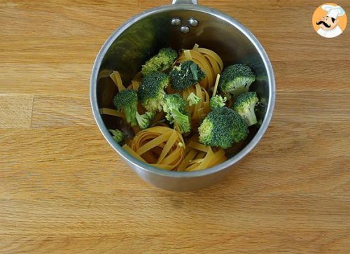 One-pot pasta - tagliatelles with salmon and broccoli