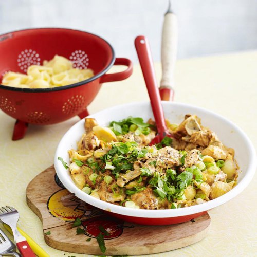 Chicken pesto pasta with tomatoes