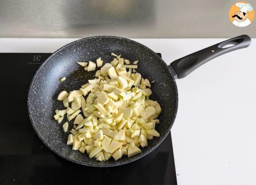 Creamy pasta with zucchini and greek yogurt