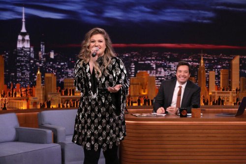 Watch Rachel Brosnahan, Shaq &amp; More Help Kelly Clarkson Belt "Since U Been Gone"