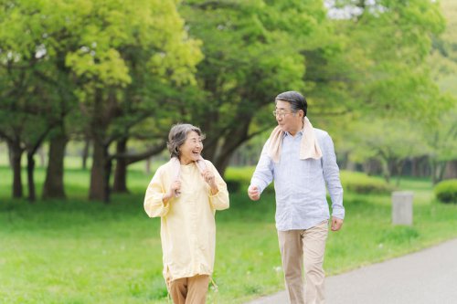 教えてくれた人, 足腰が弱ると寝たきりや認知機能の低下を招く可能性も, 「かかと上げストレッチ」や「アキレス腱ストレッチ」で足首を守り、柔軟性を保つ, 「つま先上げストレッチ」のやりかた, 「かかと上げストレッチ」のやりかた, 「アキレス腱ストレッチ」のやりかた, 「足首の関節ストレッチ」のやりかた, 「足首ゴムバンドストレッチ」のやりかた, 「足浴」は高齢者の転倒予防の効果も, 歩く力を失わないために。整形外科医がすすめる足首メンテナンスと簡単ストレッチ