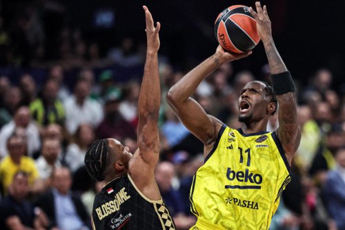 Phoenix Suns officially sign EuroLeague star Nigel Hayes-Davis