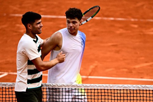 Carlos Alcaraz vs Ben Shelton LIVE: French Open scores after Iga Swiatek battles through