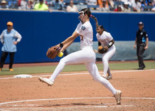 Unforgettable photos of the 2025 Texas Longhorns softball team