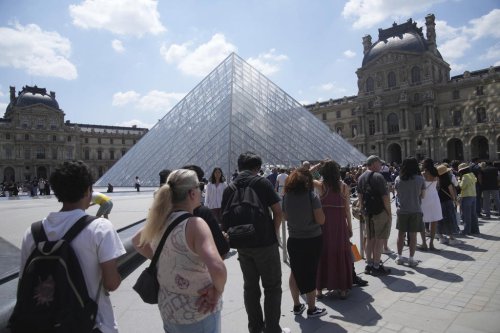 The world&rsquo;s most-visited museum shuts down, sounding the alarm on mass tourism