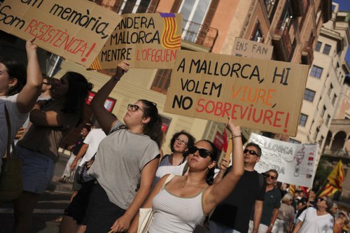 Spaniards turn water pistols on visitors in Barcelona and Mallorca to protest mass tourism